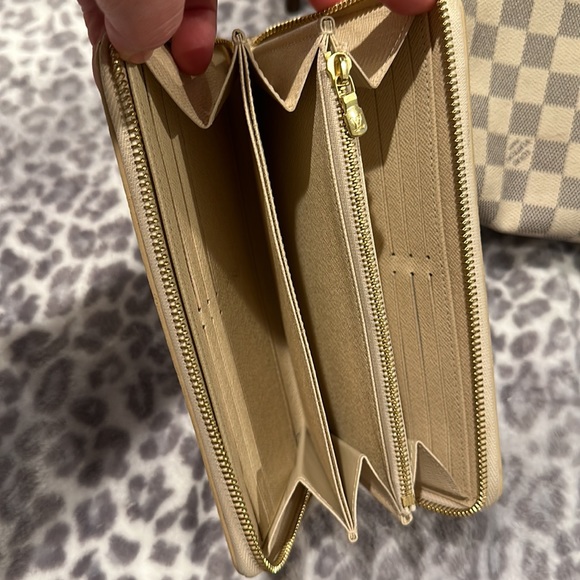 ONLY Zippy Wallet ✅ - Authentic - Bag SOLD 🚨 OPEN TO OFFERS - Picture 4 of 4